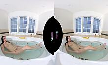 प्राकृतिक स्तन वाली टीन जेड बेकर घर में बने मस्तुरबेशन का आनंद लेती हुई स्नान में