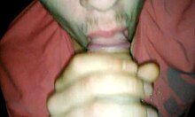 एक युवा समलैंगिक आदमी एक राक्षस लंड को सिर देते हुए का एचडी वीडियो।
