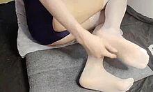गे टीन ट्विंक पैरों के लिए फेटिश के साथ अपनी संपत्ति दिखाता है।