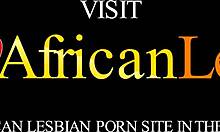 अफ्रीकी लेस्बियन प्लस-साइज़ कर्व्स के साथ अपनी प्रेमिका को घर के अंदर बने अंतरंगता के लिए आमंत्रित करती हैं।