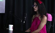 उत्तेजित महिला लिंग की सवारी करने की अपनी प्रतिभा पर चर्चा करने के बाद मौखिक सेक्स करती है - लाल मोज़ा में इटालियन ट्रांसजेंडर।